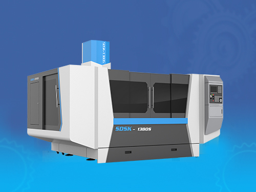 精雕機(jī)研發(fā)專(zhuān)家傾心7年研發(fā)了8款鋁型材精雕機(jī)，解決了行業(yè)超大一體式電視機(jī)邊框加工問(wèn)題。